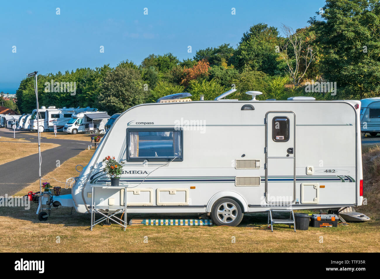 Caravane et Camping Club camping caravanes et camping-car sur l'herbe sèche emplacements, sans qu'aucun ne soit en vue. West Runton, Norfolk, Angleterre, Royaume-Uni. Banque D'Images