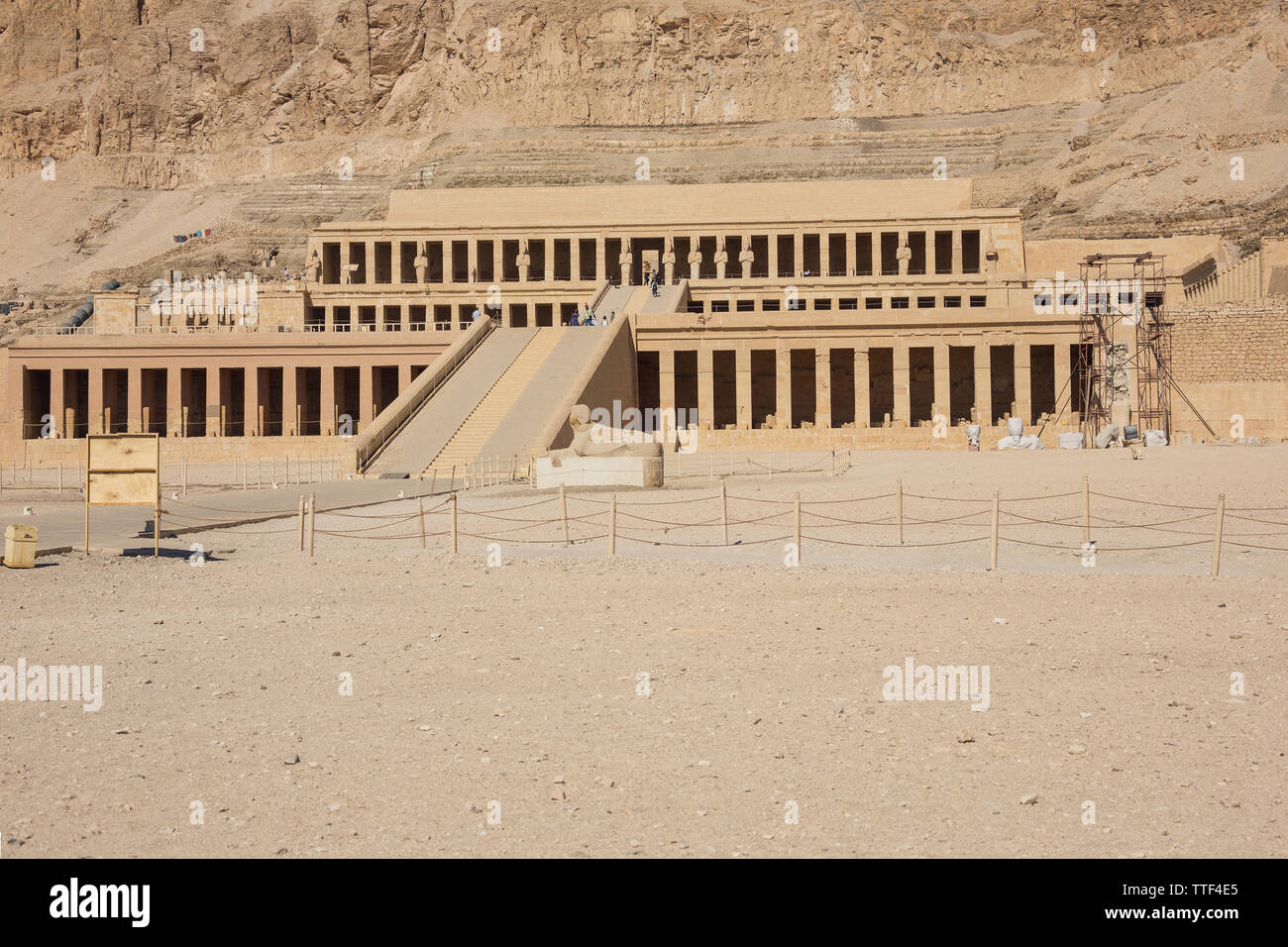 Editorial : LUXOR, EGYPTE, Octobre 17, 2018 - Vue générale du temple funéraire d'Hatshepsout dans les environs de Luxor Banque D'Images