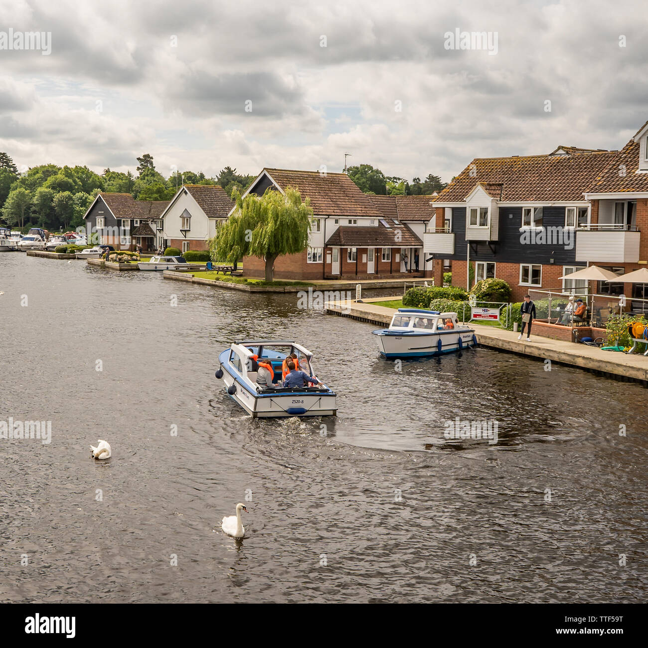 Deux petits bateaux sur la location et a la sortie de Wroxham et jusqu'à la rivière Bure Banque D'Images