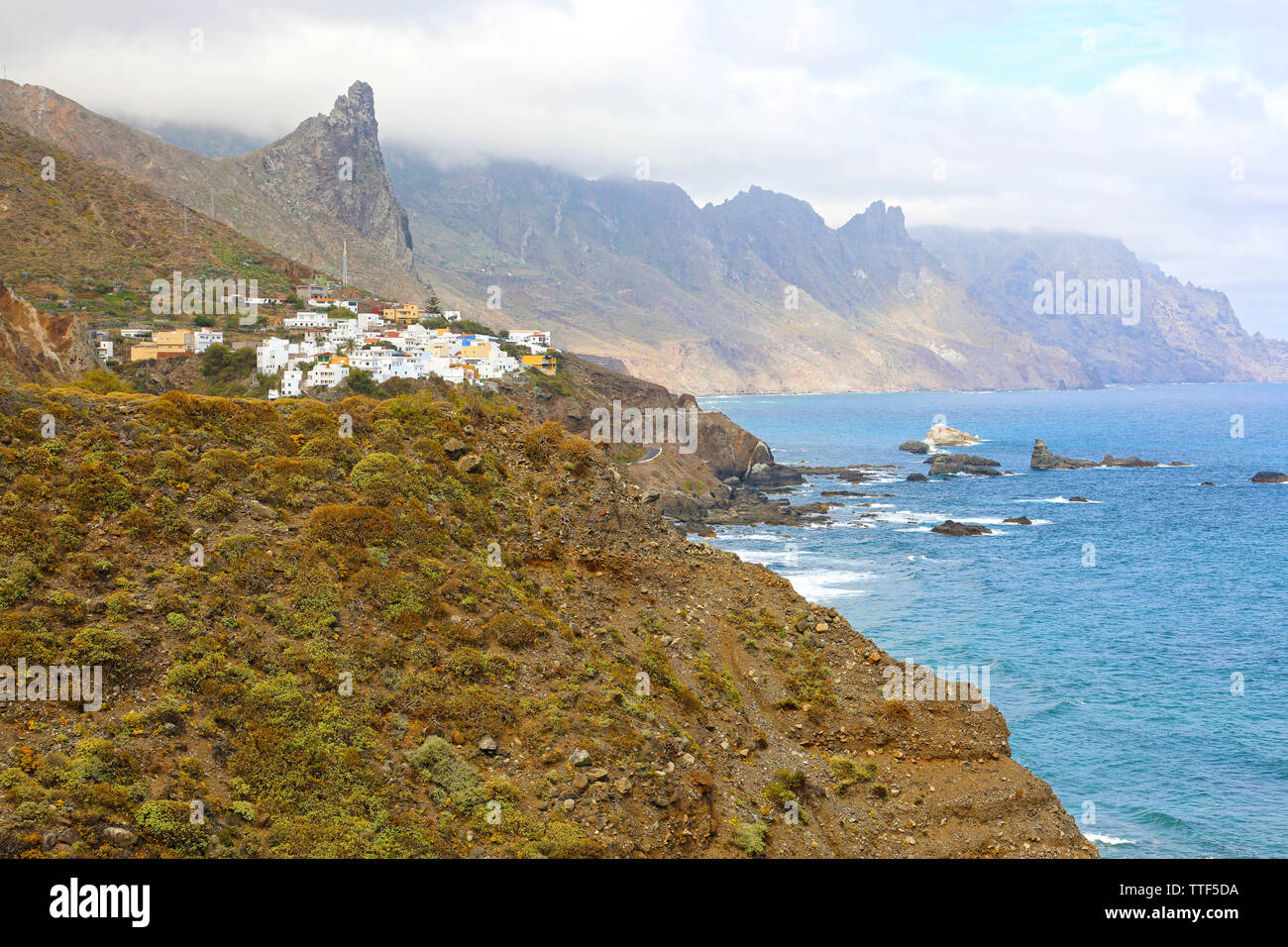 L'almaciga petit village de montagne Anaga sur l'océan Atlantique, Tenerife, Espagne Banque D'Images