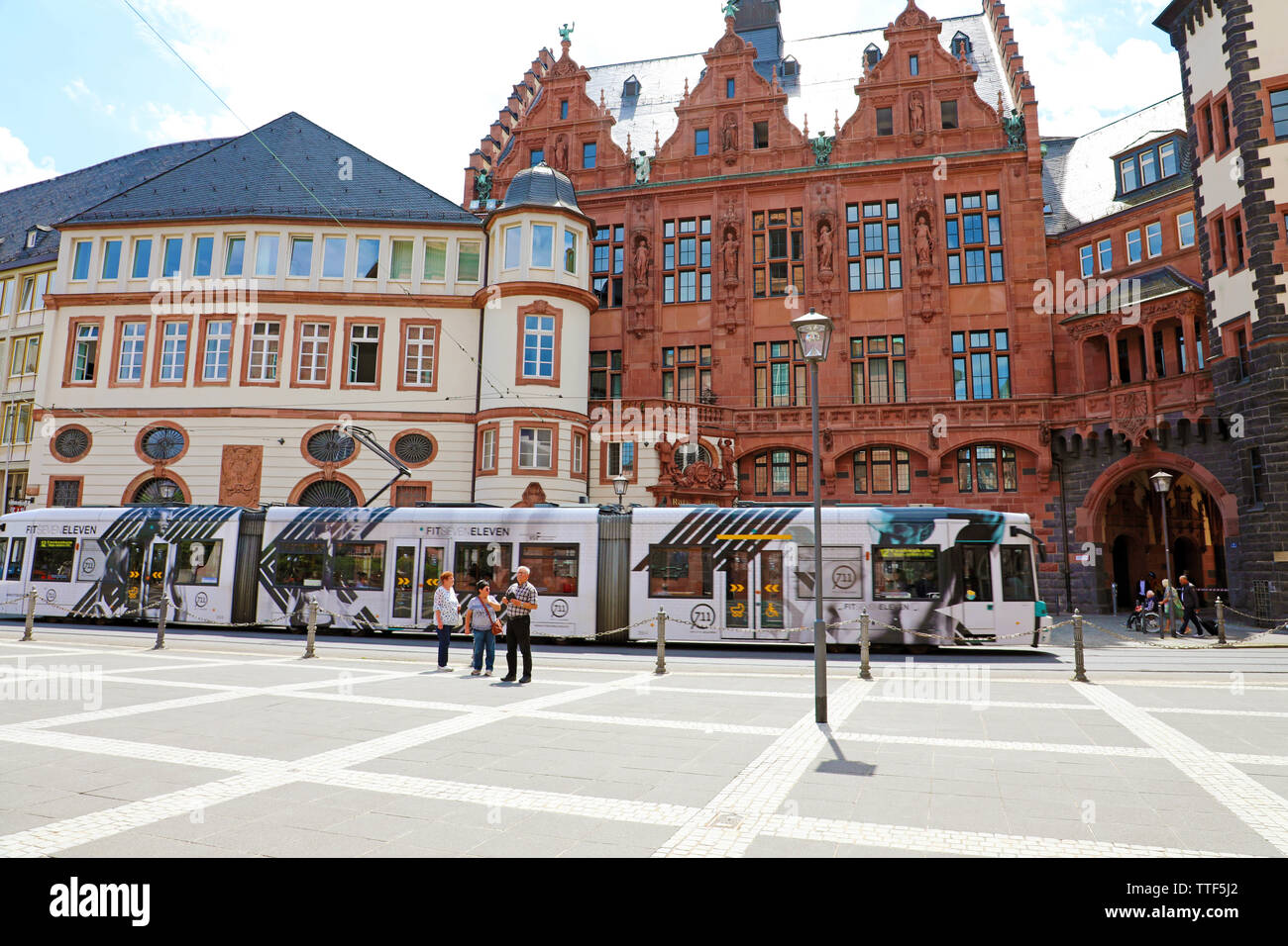 Francfort, Allemagne - le 13 juin 2019 : Paulsplatz avec une belle architecture et de tramway passant à Francfort, Allemagne Banque D'Images