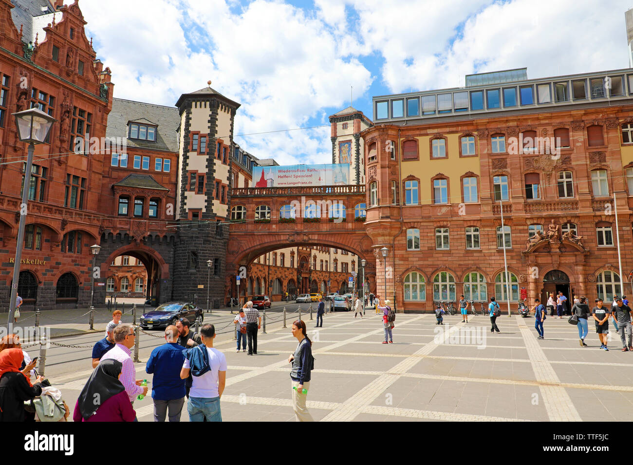 Francfort, Allemagne - le 13 juin 2019 : Paulsplatz avec une belle architecture et de Ratskeller de touristes à Francfort, Allemagne Banque D'Images