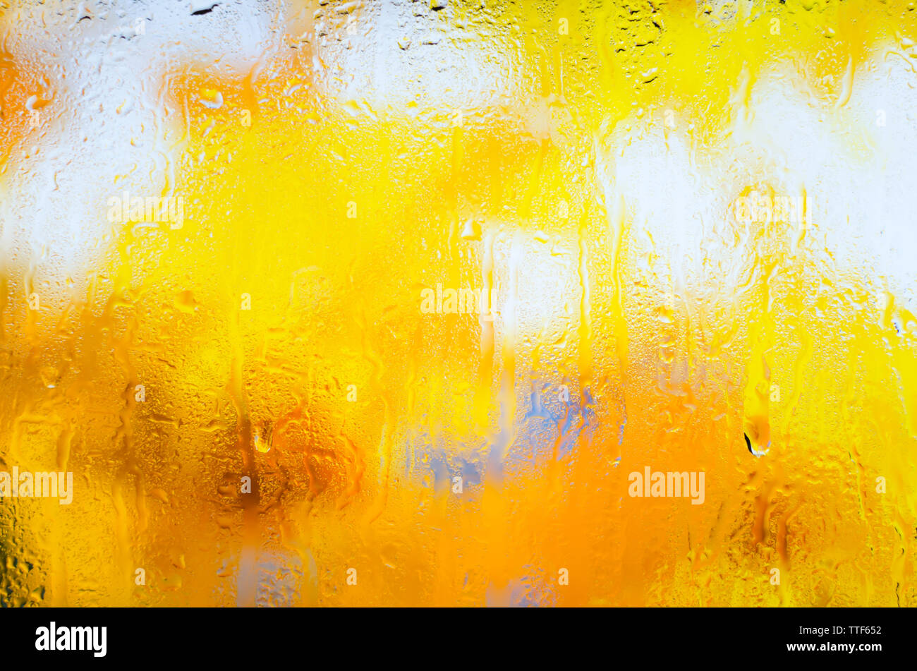 L'automne jaune feuilles d'érable à travers le verre à l'aide de gouttes Banque D'Images