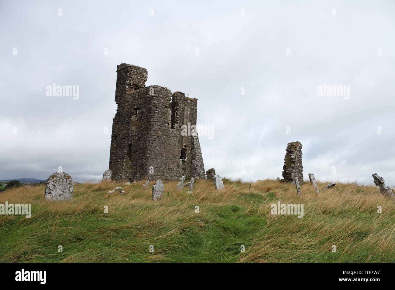 Église médiévale et les ruines de la tour et l'ancien cimetière, Moylagh Hill, comté de Meath, Leinster, Irlande Province Banque D'Images