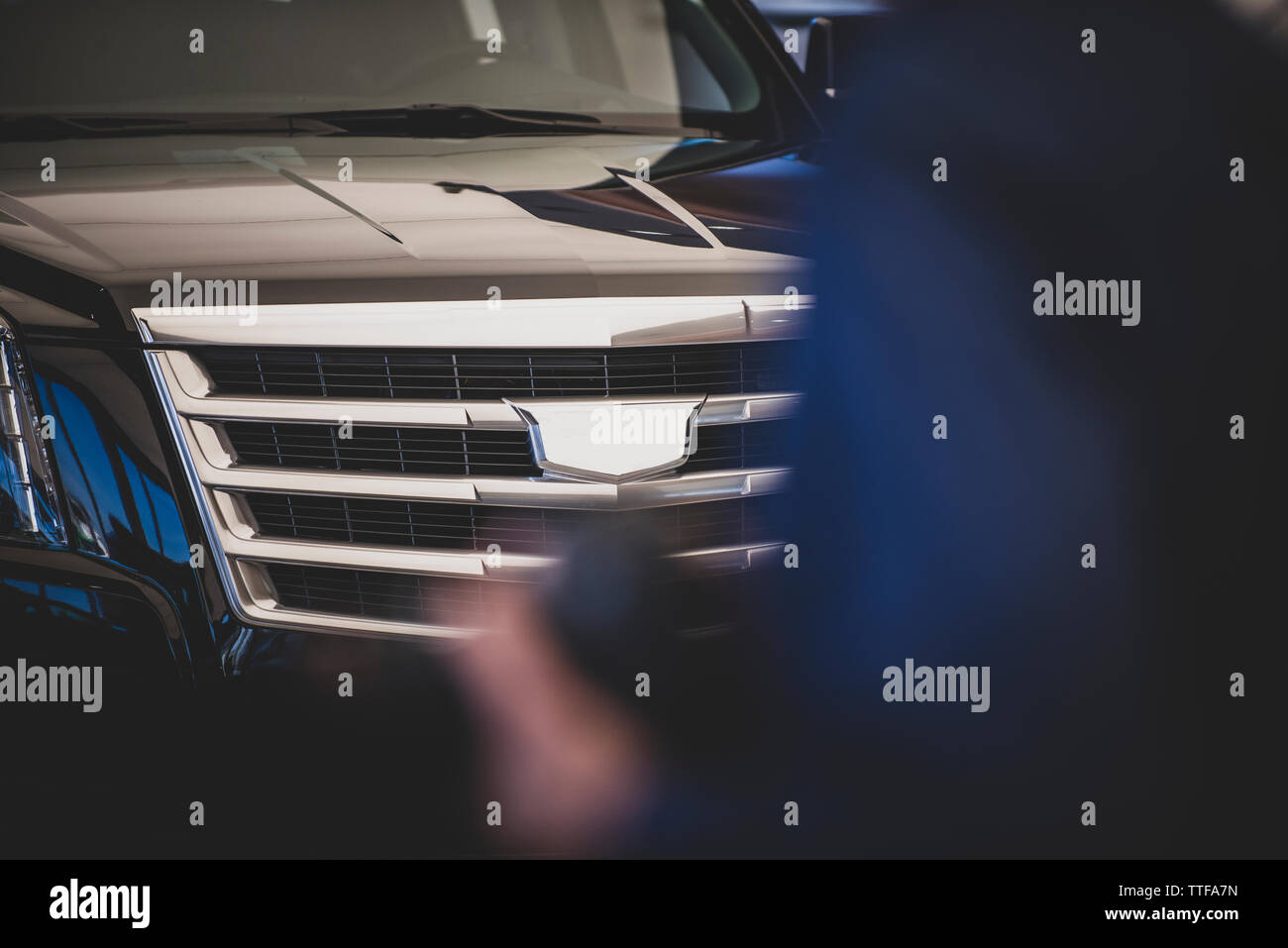 Vue de face de la voiture de luxe au-dessus de l'épaule Banque D'Images