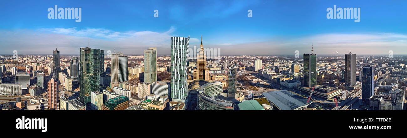 Varsovie, Pologne - 23 février 2019 : Belle vue panoramique vue aérienne drone vers le centre de la ville de Varsovie et 'Zlota 44', gratte-ciel résidentiel conçu Banque D'Images