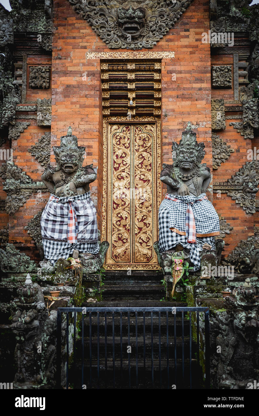 Entrée décorative d'un temple à Bali, Indonésie Banque D'Images