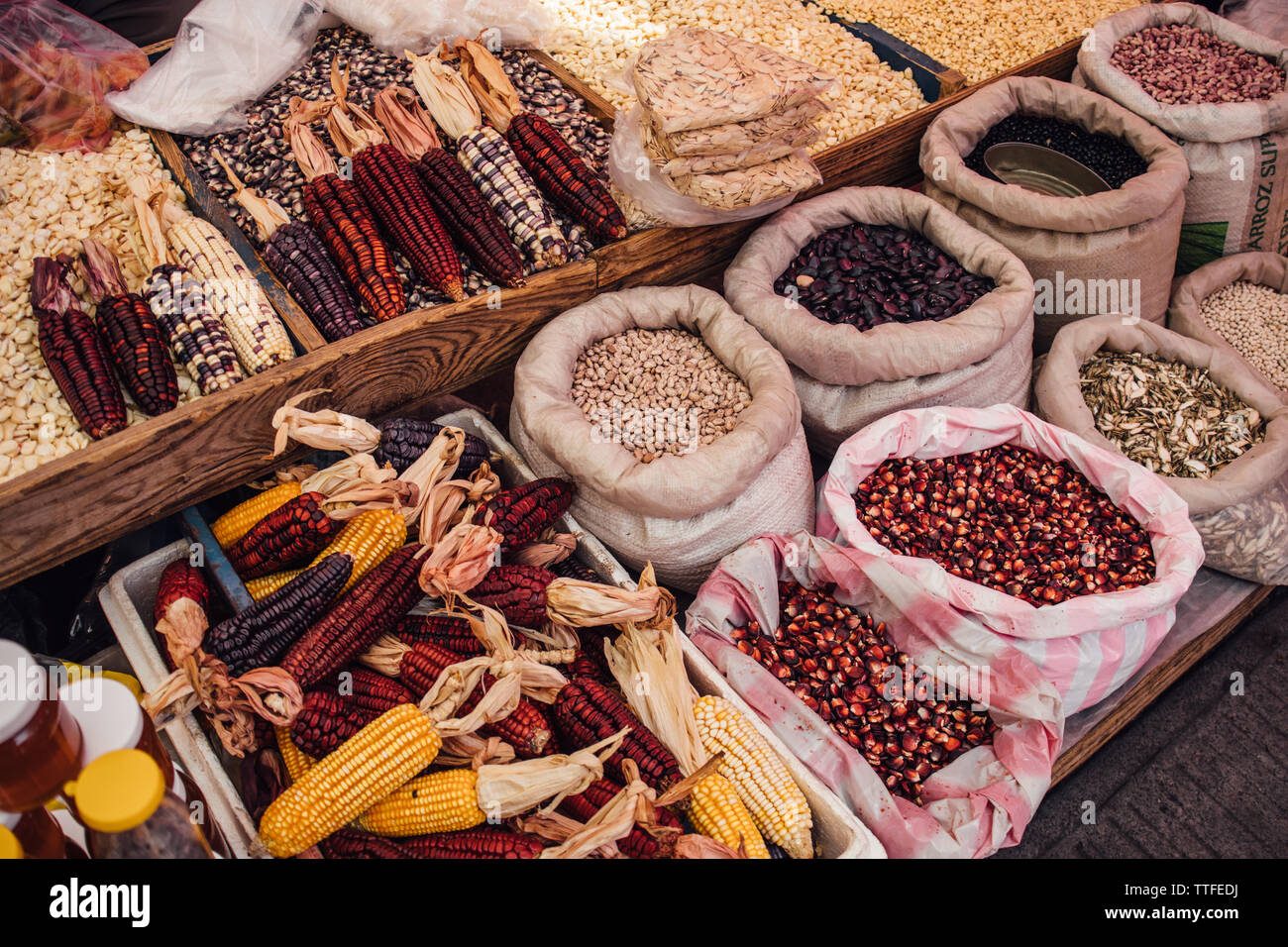 Différents types de maïs pour la vente au marché de Mexico Banque D'Images