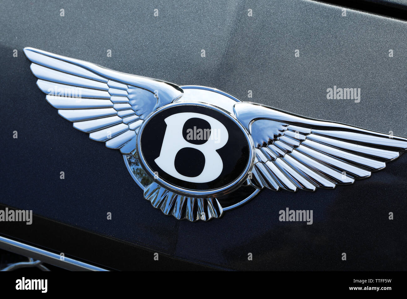 Monte-Carlo, Monaco - 16 juin 2019 : Célèbre Bentley "B" ailé Le Logo (emblème) sur le capot d'une voiture de luxe Noir Britannique à Monte-Carlo, Monaco. Fermer Banque D'Images