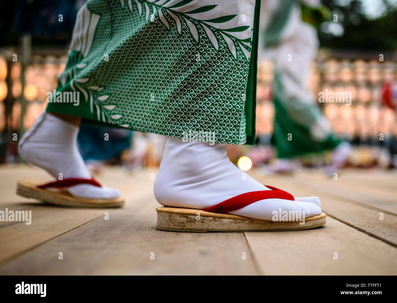 La section basse de la femme au cours de danse fête traditionnelle à l'Obon Banque D'Images