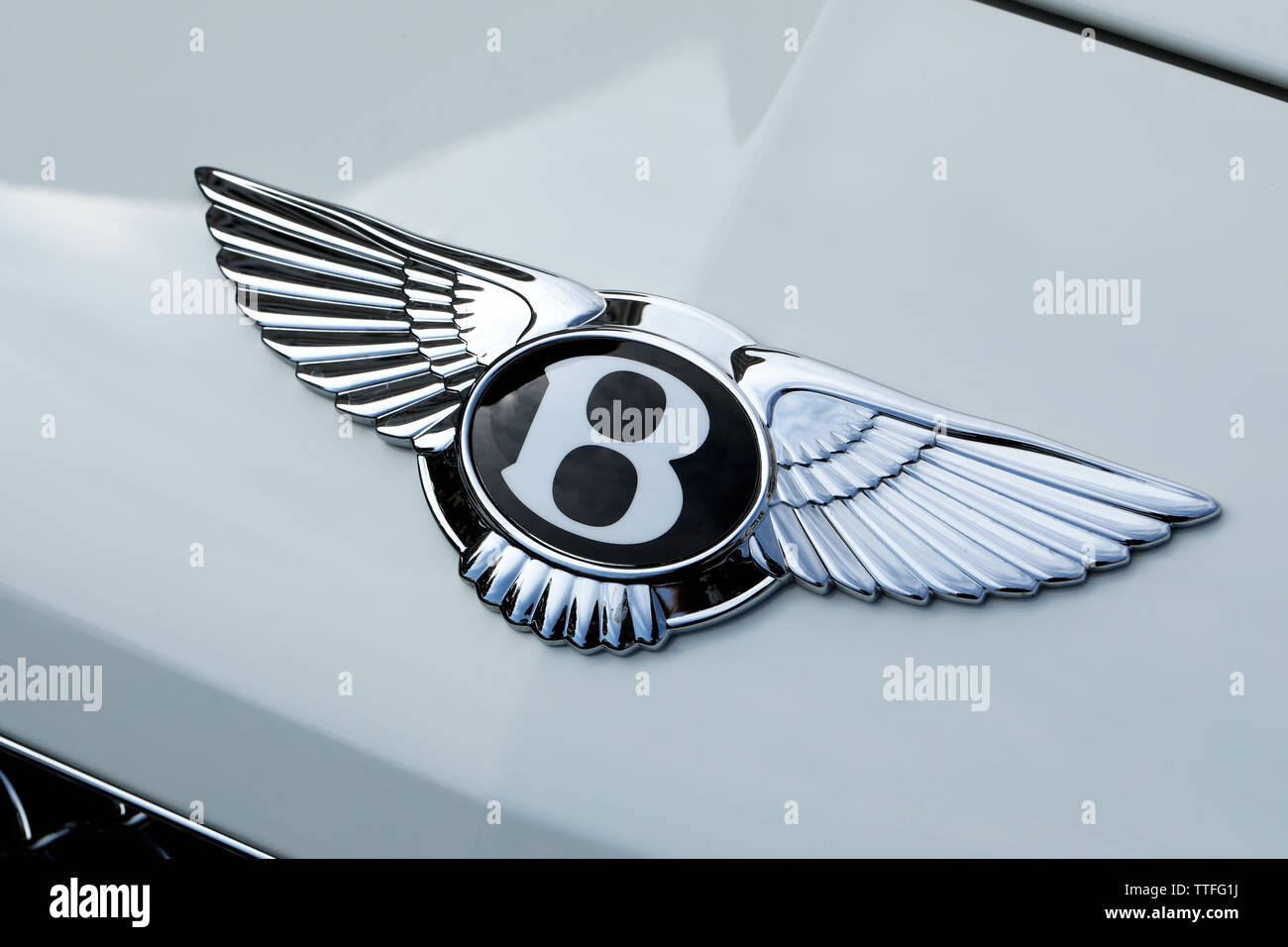 Monte-Carlo, Monaco - 16 juin 2019 : Célèbre Bentley "B" ailé Le Logo (emblème) sur le capot d'une voiture de luxe blanche britannique à Monte-Carlo, Monaco. Fermer Banque D'Images