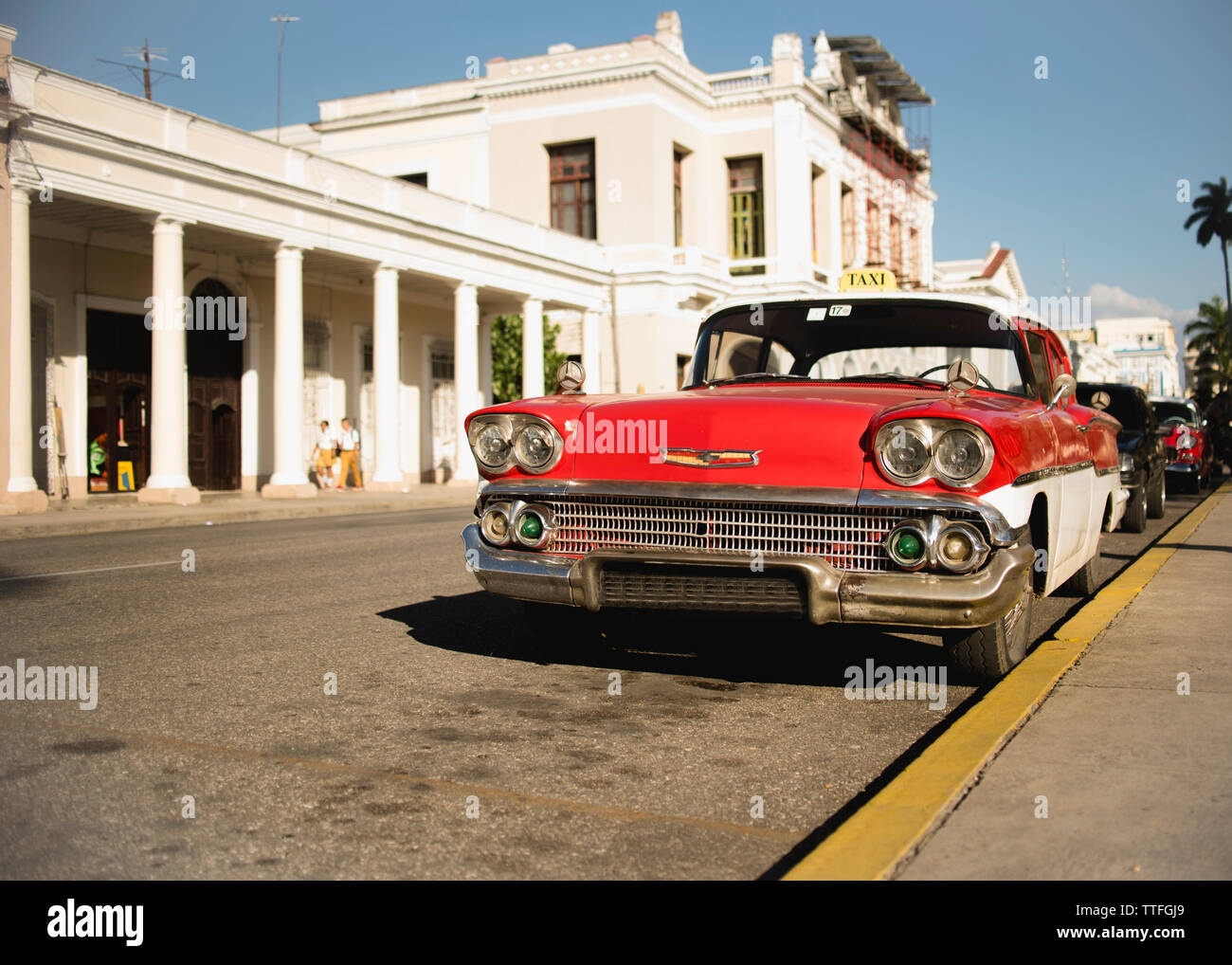 Voiture vintage rouge dans les rues de Trinidad, Cuba. Banque D'Images