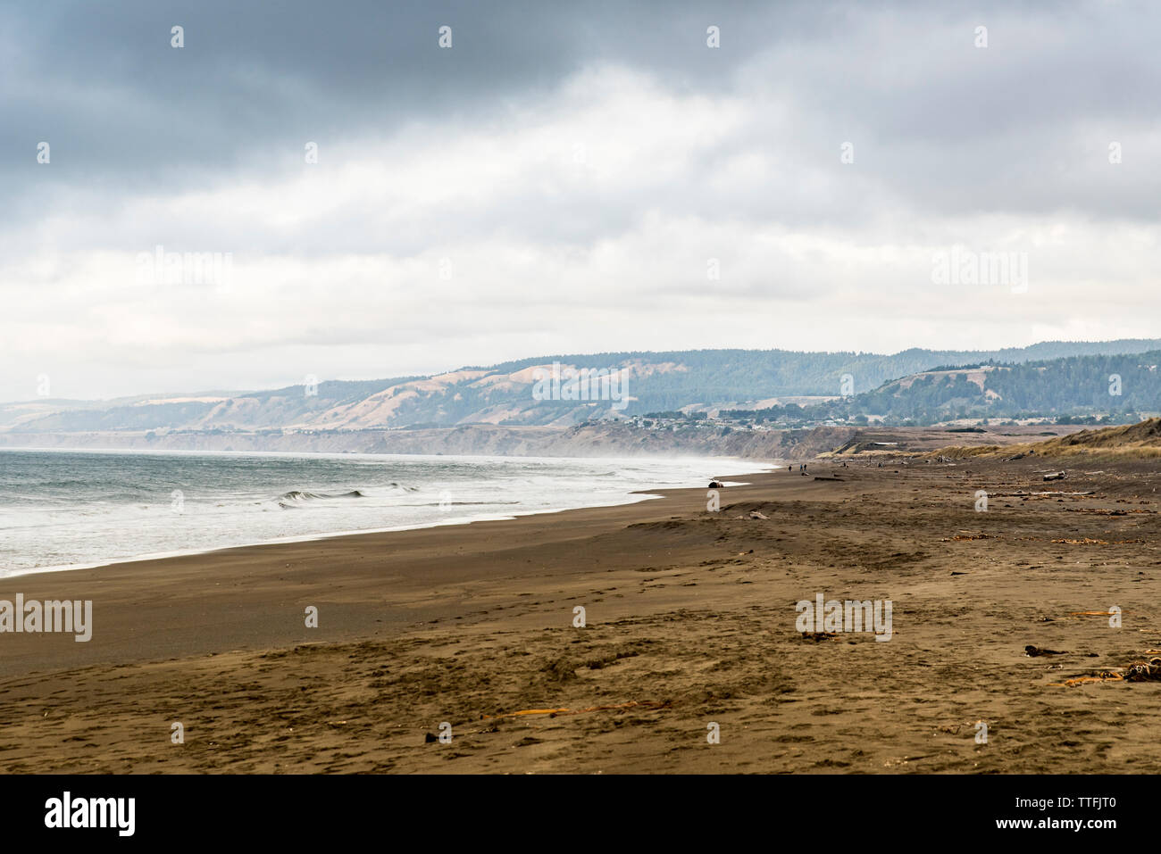 Shot côtières ouvertes avec plage en premier plan et collines en arrière-plan Banque D'Images