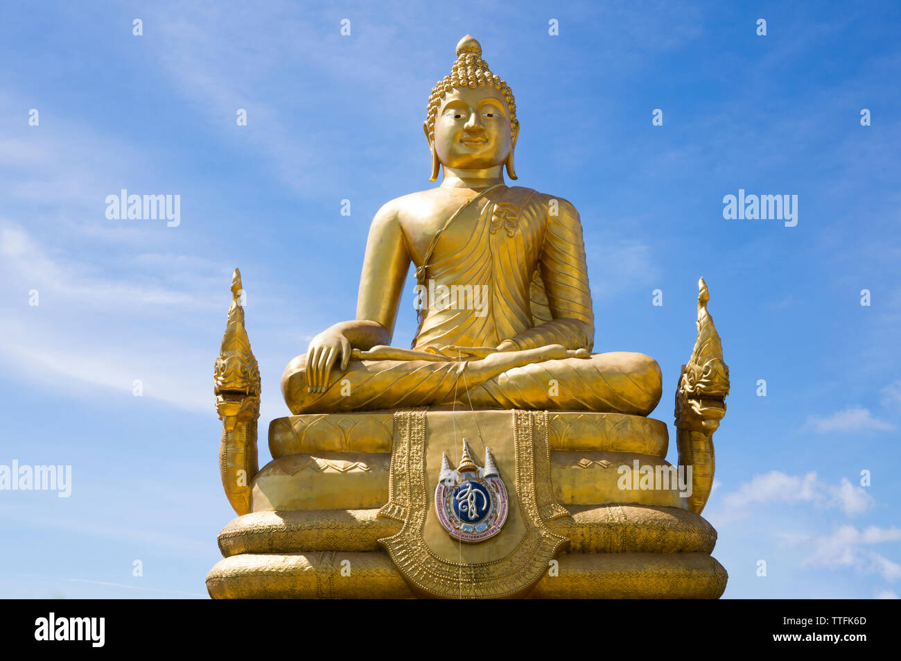 Low angle view of statue de Bouddha en laiton sur fond de ciel bleu au cours de journée ensoleillée Banque D'Images