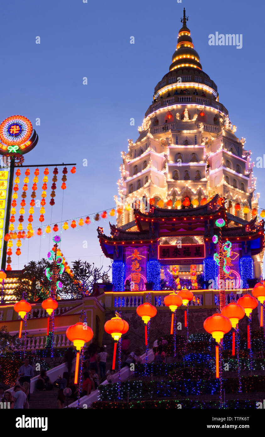Low angle view of illuminated Temple de Kek Lok Si contre ciel clair en ville Banque D'Images
