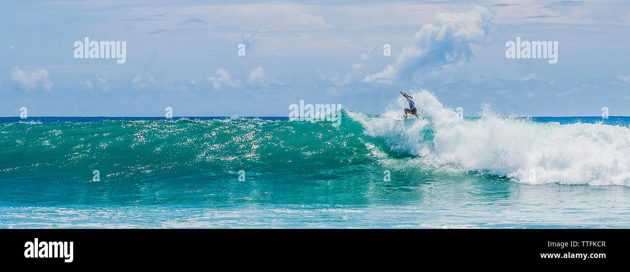Vue panoramique sur la mer immense surf surfeur vagues contre sky Banque D'Images