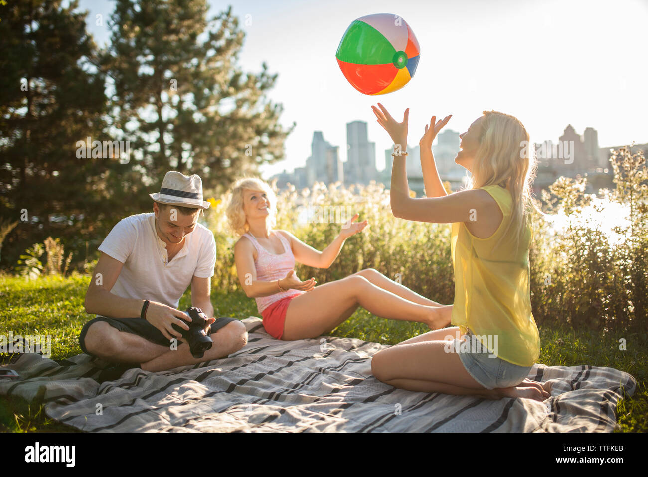 Jeune Groupe d'amis jouant avec ballon de plage park en été Banque D'Images