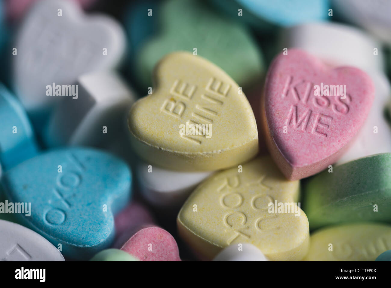 Close up de bonbons coeurs de Saint Valentin messages sur eux. Banque D'Images