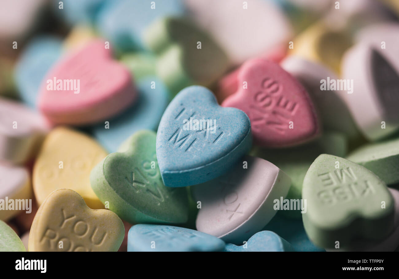 Close up de bonbons coeurs de Saint Valentin messages sur eux. Banque D'Images