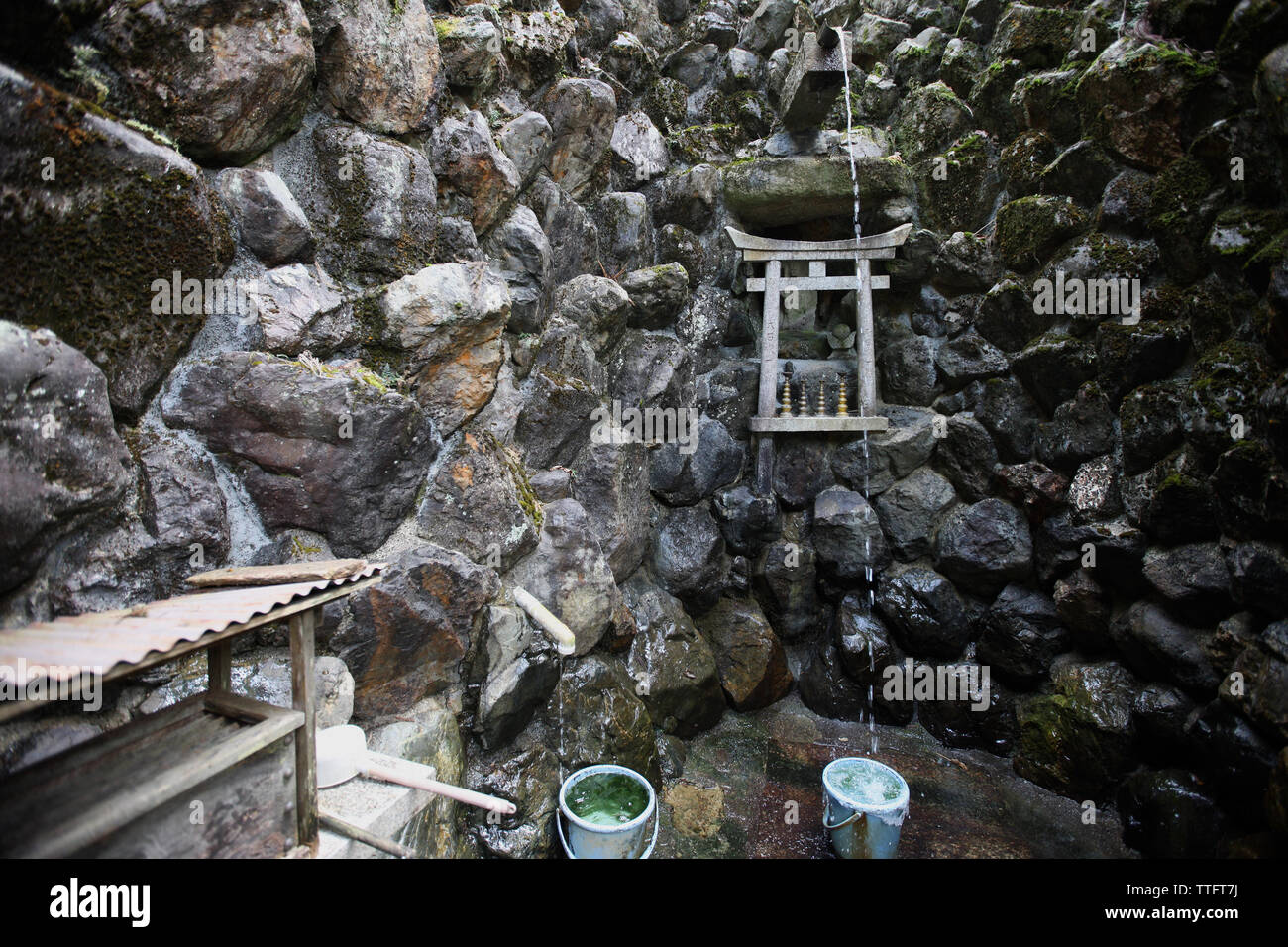 Source de l'eau au lieu de culte des divinités dans les gorges de la pierre dans le territoire d'un temple Shinto Banque D'Images