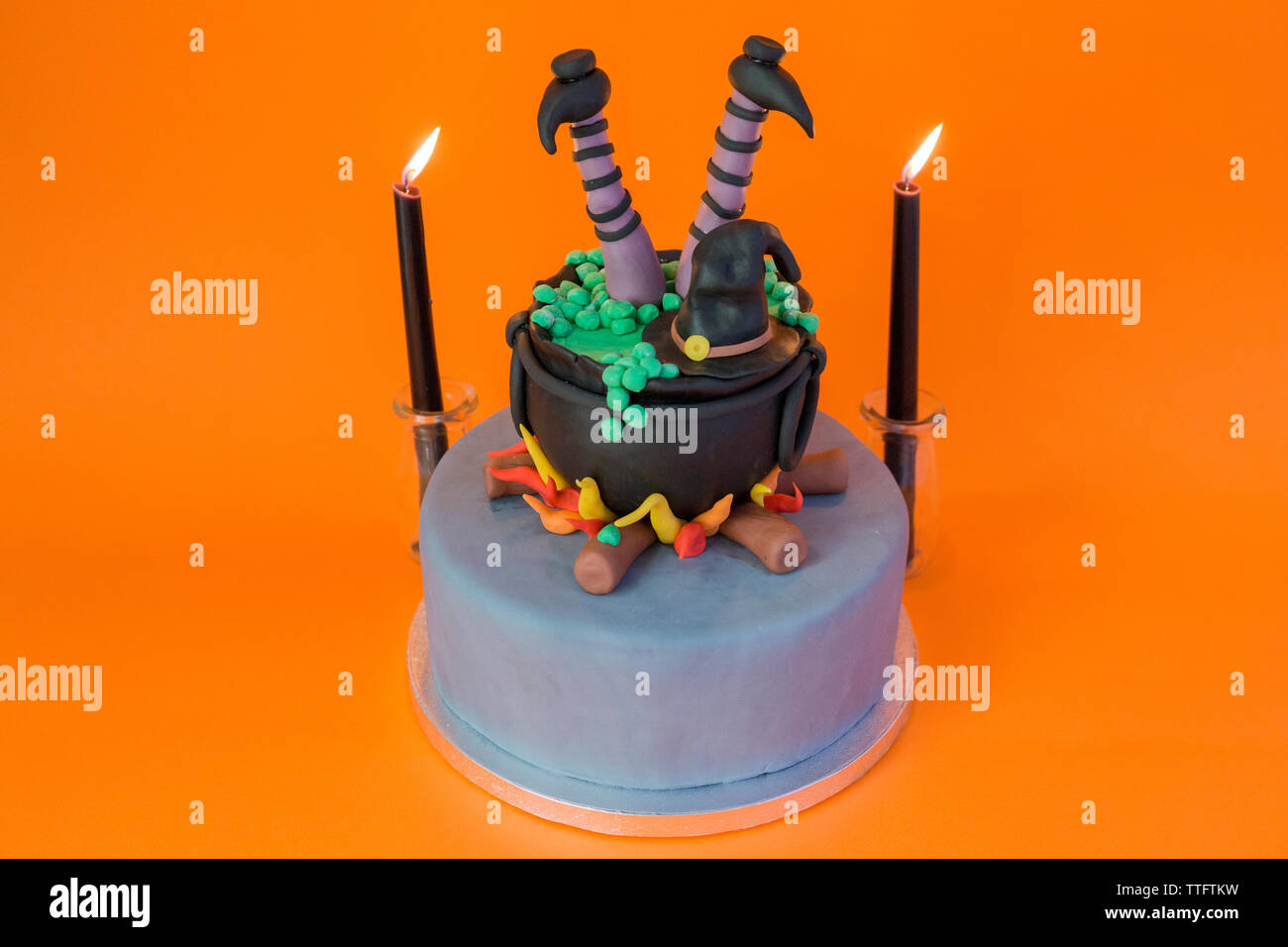 Drole De Gateau Avec Du Sucre A L Interieur D Une Sorciere Et Pot Bougie Sur Une Table Orange Photo Stock Alamy