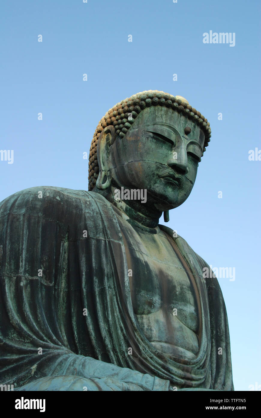 Low angle view of statue Bouddha Géant contre ciel clair Banque D'Images