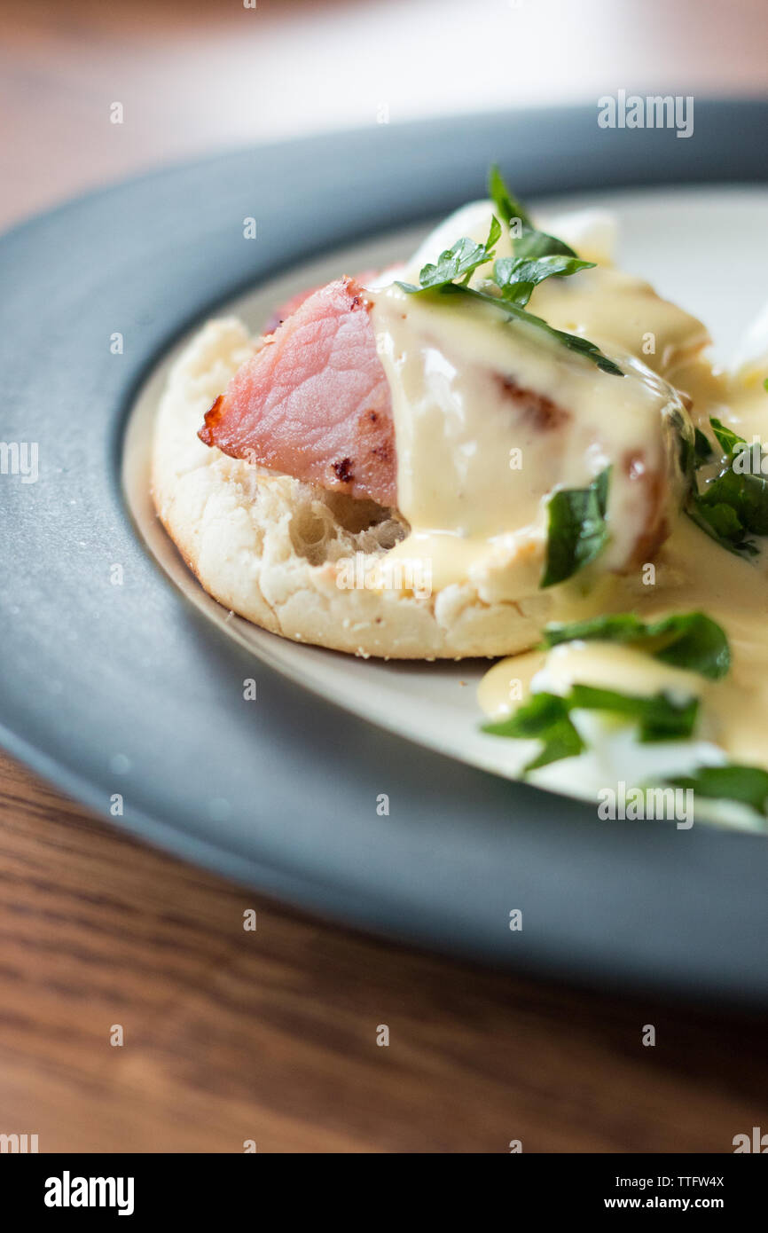 Oeufs plaqué Benoît Close-up avec sauce hollandaise Banque D'Images