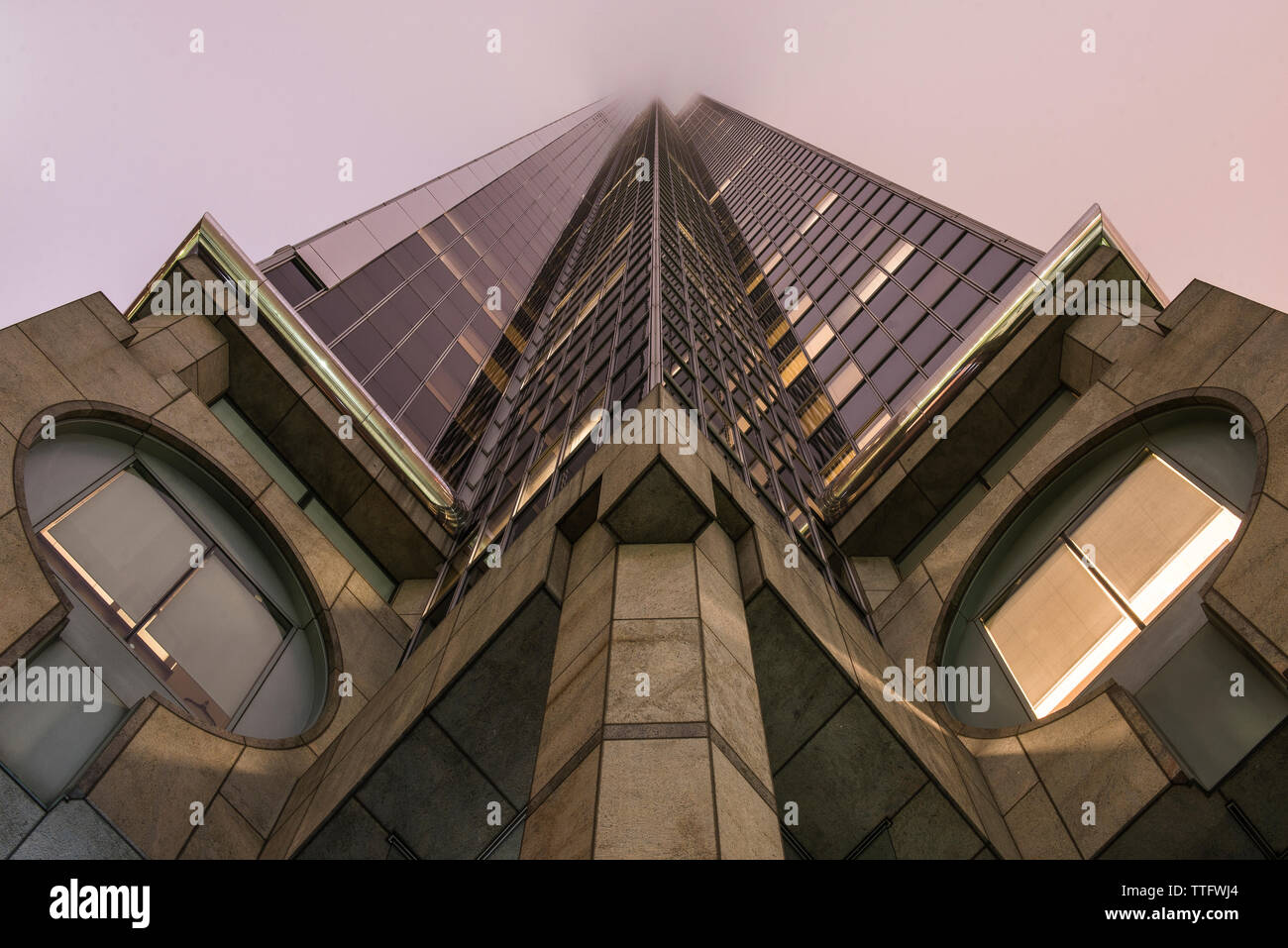 Low angle view of modern office building in city Banque D'Images