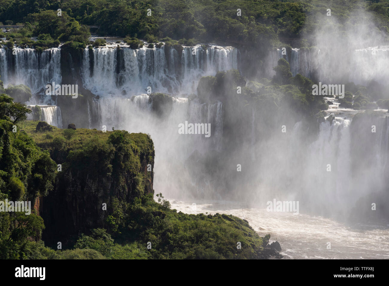 Magnifique paysage de grande cascade situé sur la forêt verte Banque D'Images