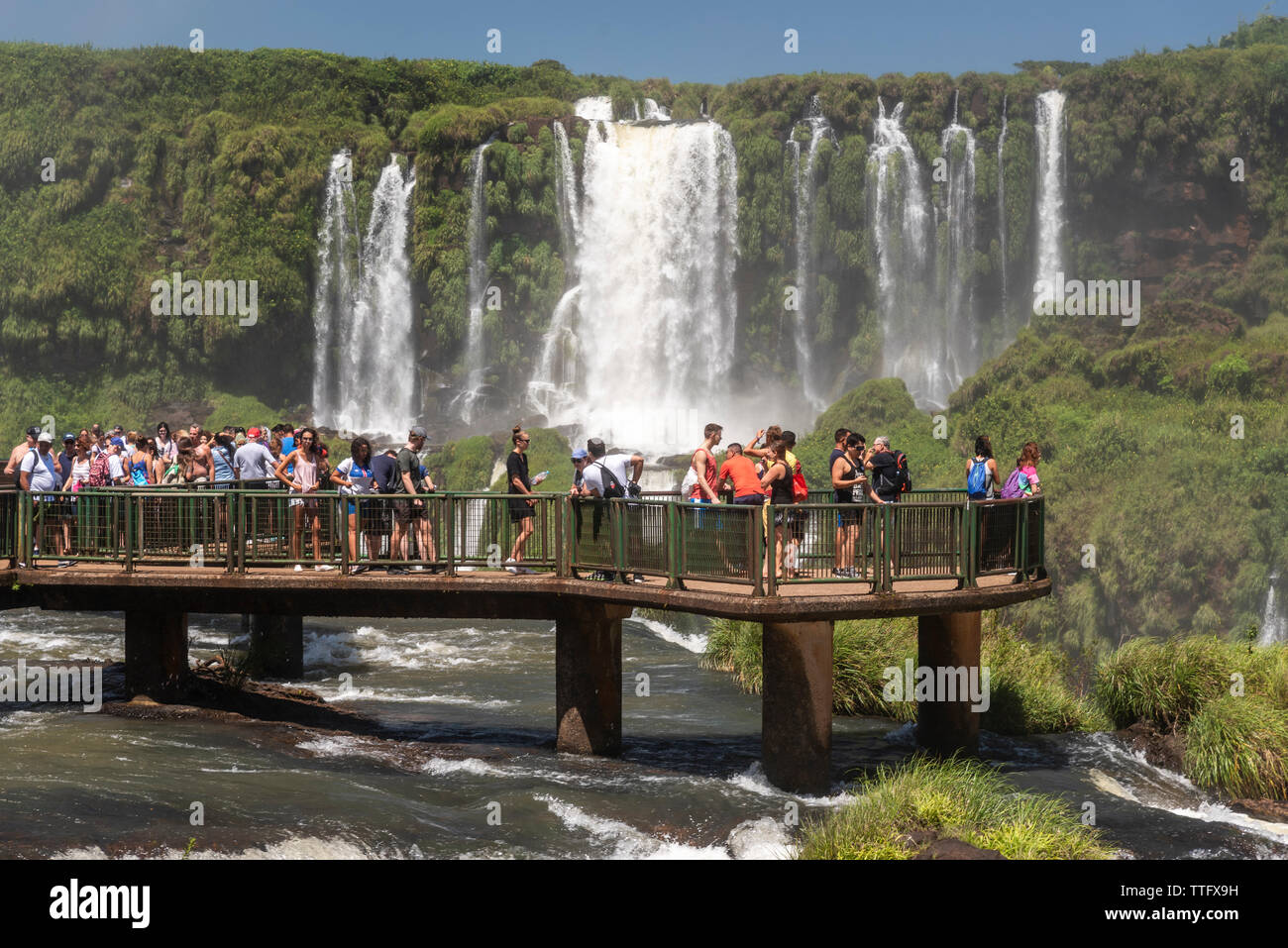 Beau paysage de touristes visitant la passerelle sur de grandes chutes d' Banque D'Images