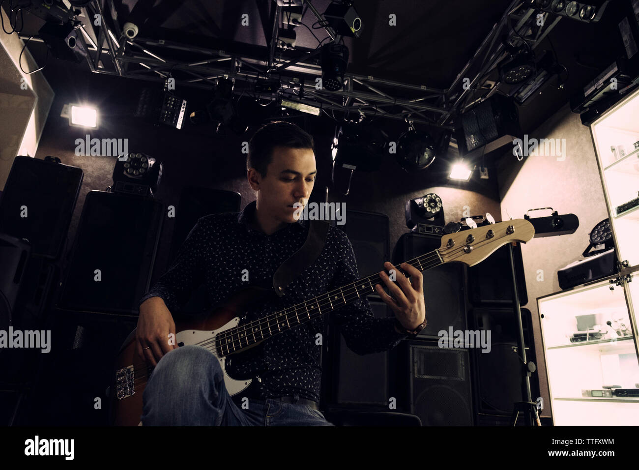 Musicien qui joue de la guitare en studio Banque D'Images