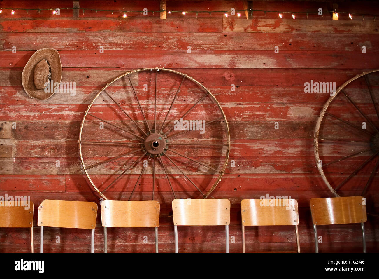Les roues des chaises contre le mur en bois suspendus Banque D'Images