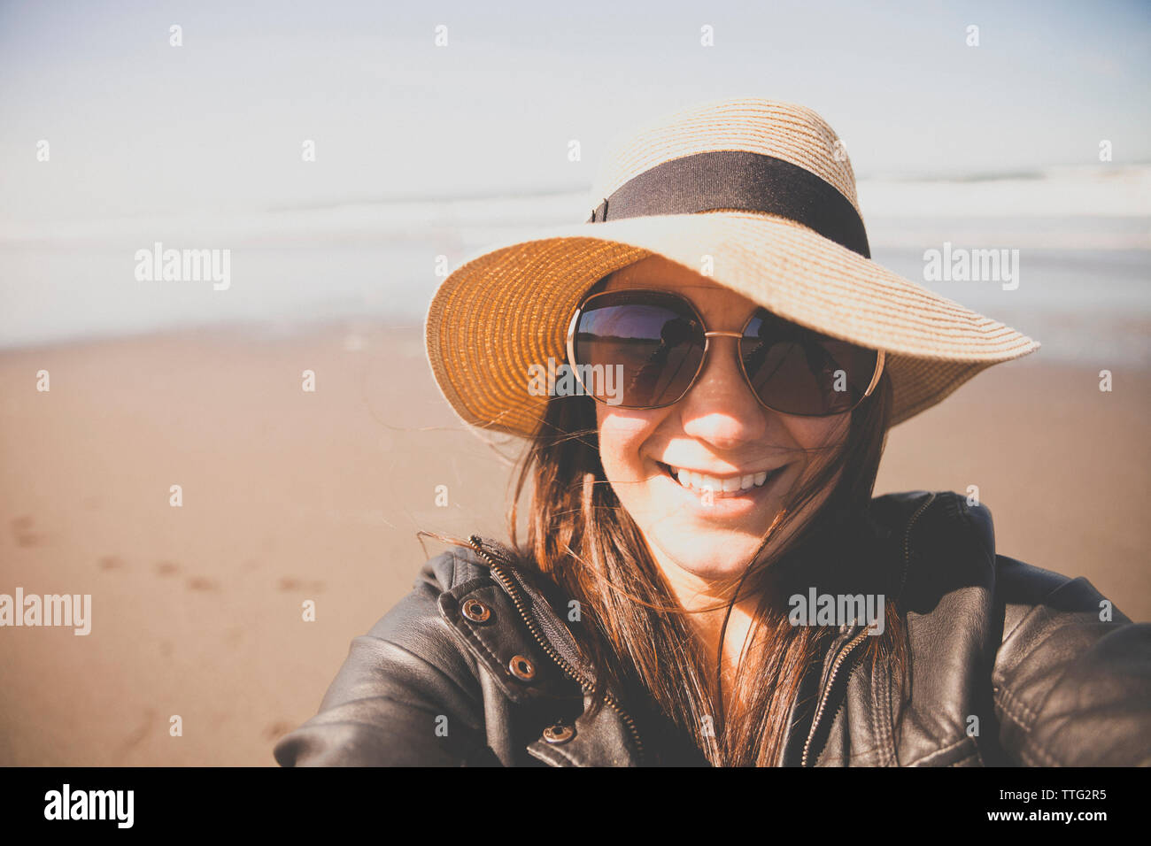 Close-up portrait of woman standing at beach Banque D'Images