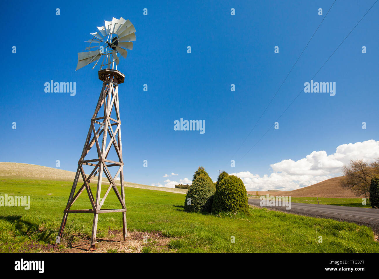 Moulin de style américain sur la colline parlementaire contre le ciel bleu au cours de journée ensoleillée Banque D'Images