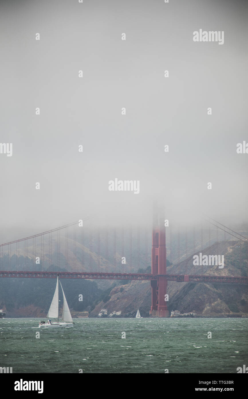 Golden Gate Bridge sur la baie de San Francisco au cours de la montagne contre temps brumeux Banque D'Images