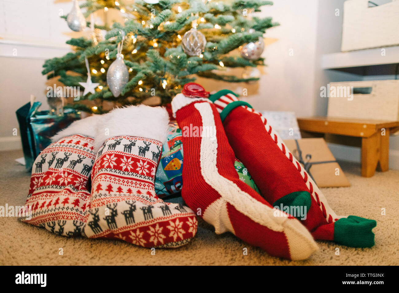 Vue à angle bas des bas de noël et des cadeaux Banque D'Images