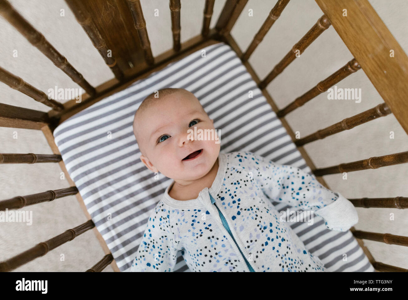 Happy Baby fixant dans un socle en bois Banque D'Images