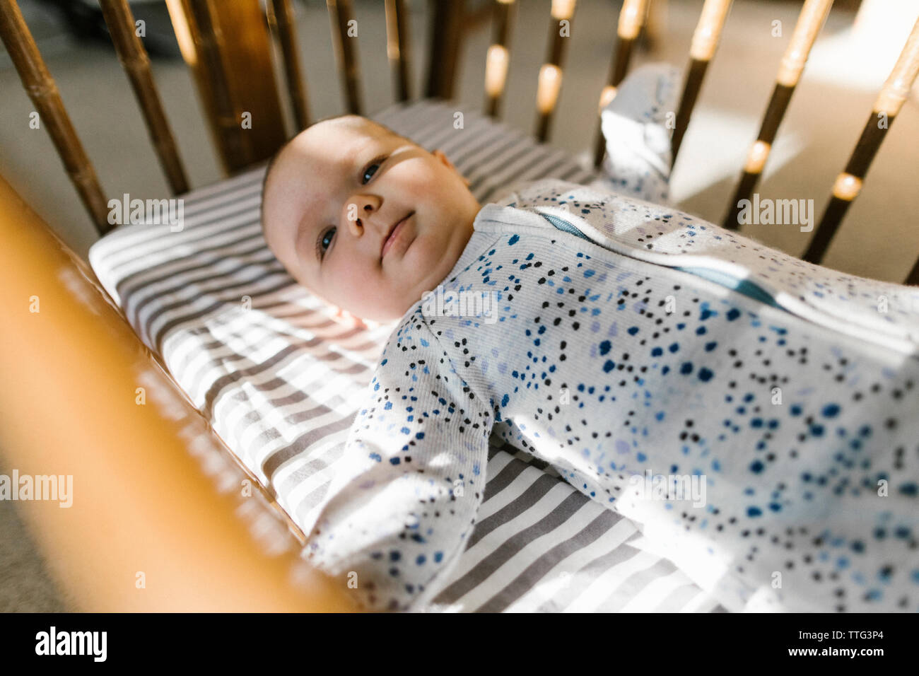 Vue latérale du lit bébé en pose. Banque D'Images