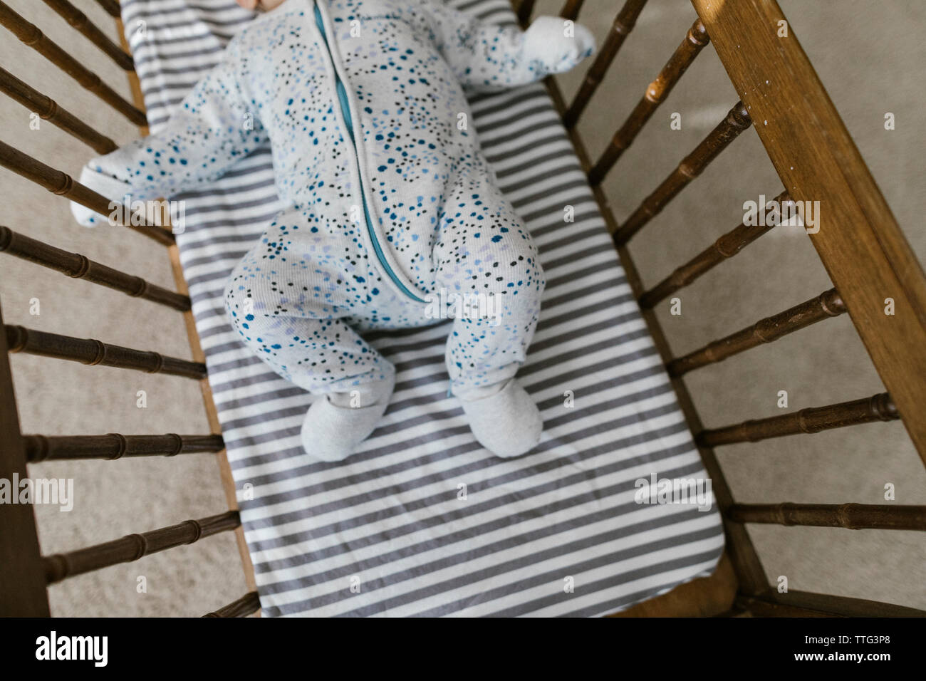 Portrait de bébé en bois à caissons en pose. Banque D'Images