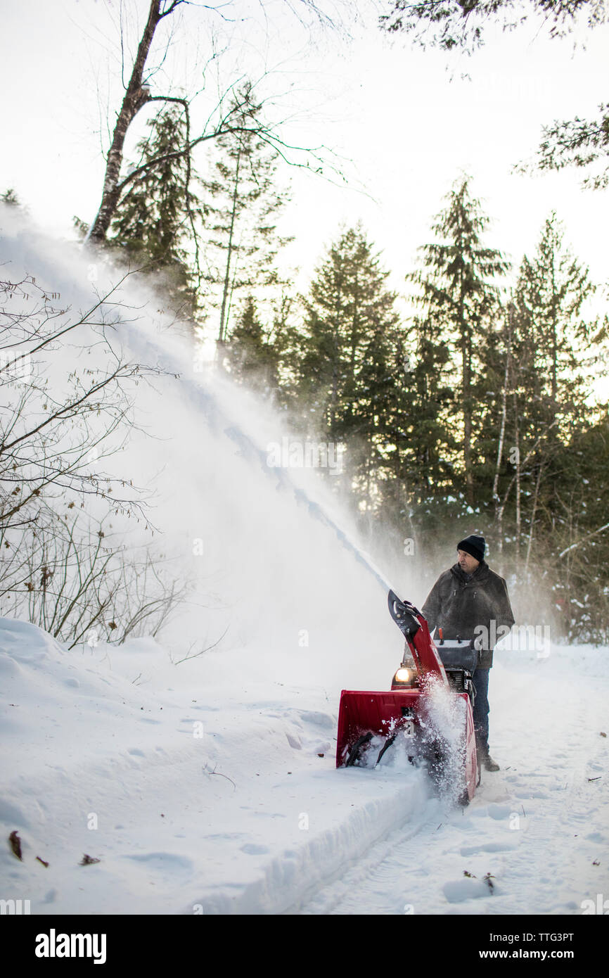 À l'aide de l'homme machine souffleuse à neige dans la région de neige pendant l'hiver Banque D'Images