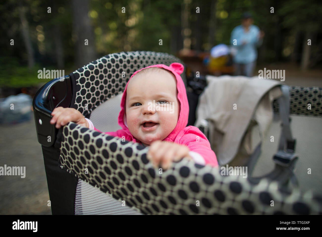 Heureux Bébé en voyage pour bébé au camping Banque D'Images