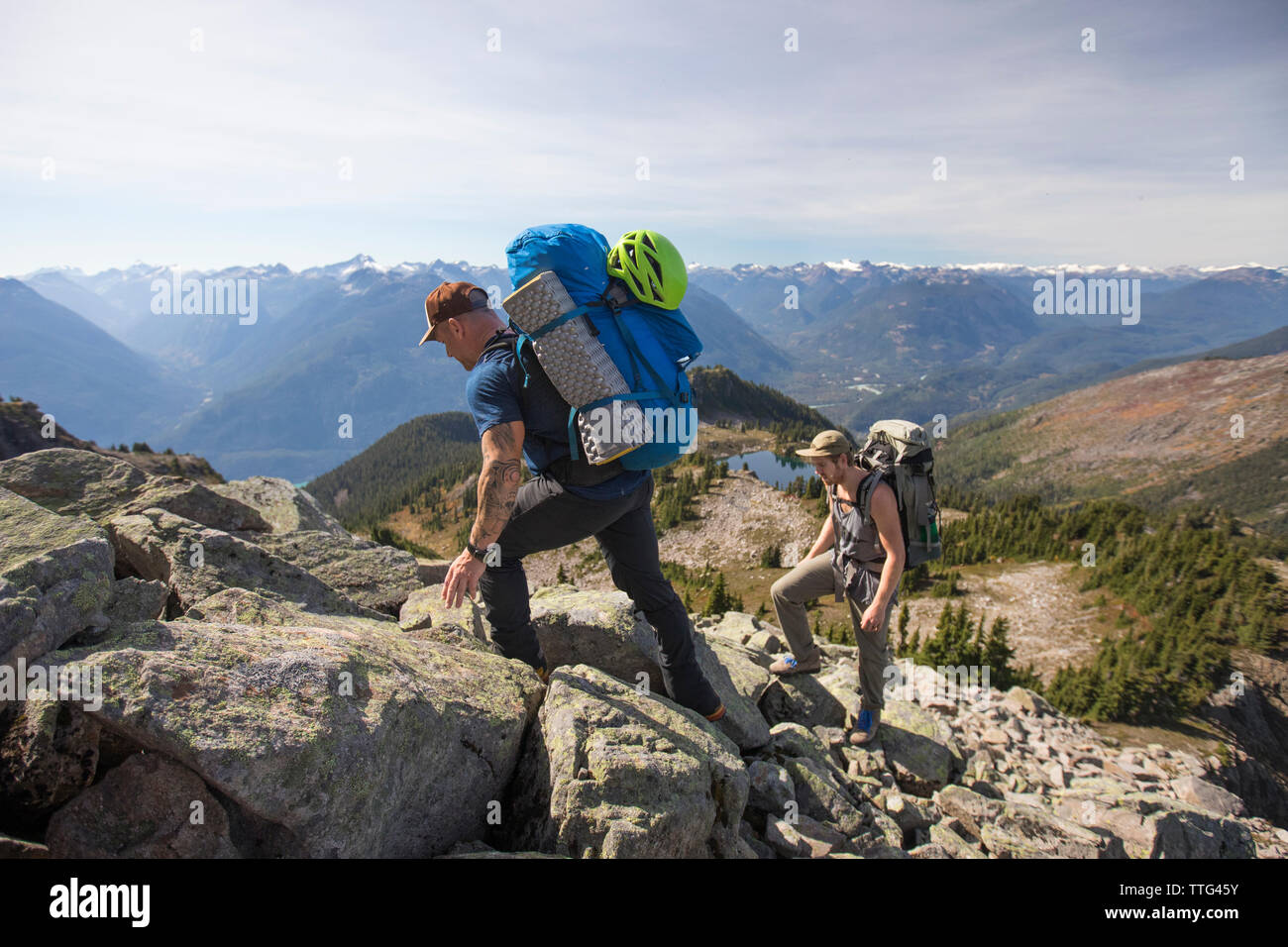 Deux alpinistes gravir une arête rocheuse dans la chaîne côtière, en Colombie-Britannique. Banque D'Images