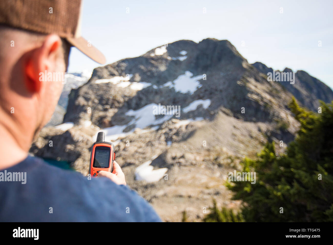 Mountaineer navigue à l'aide d'un appareil GPS. Banque D'Images