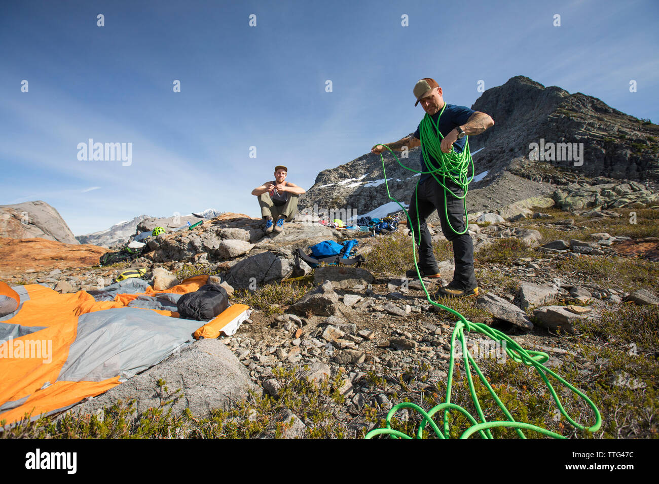 Deux alpinistes se préparer à une tentative de monter au sommet. Banque D'Images