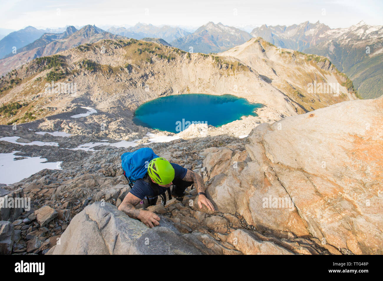 Un grimpeur monte haut sur l'étape rocheuse Pointe Douglas, en Colombie-Britannique. Banque D'Images