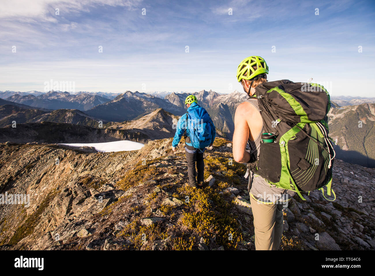 Backpackers randonnée le long Mountain Ridge, C.-B. Banque D'Images