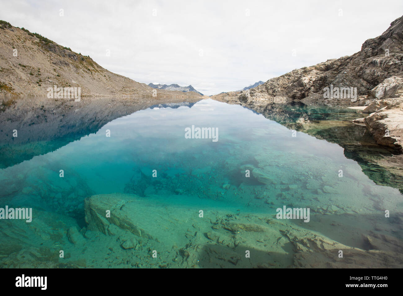 Sur la montagne reflète dans le cirque alpine lake, en Colombie-Britannique. Banque D'Images