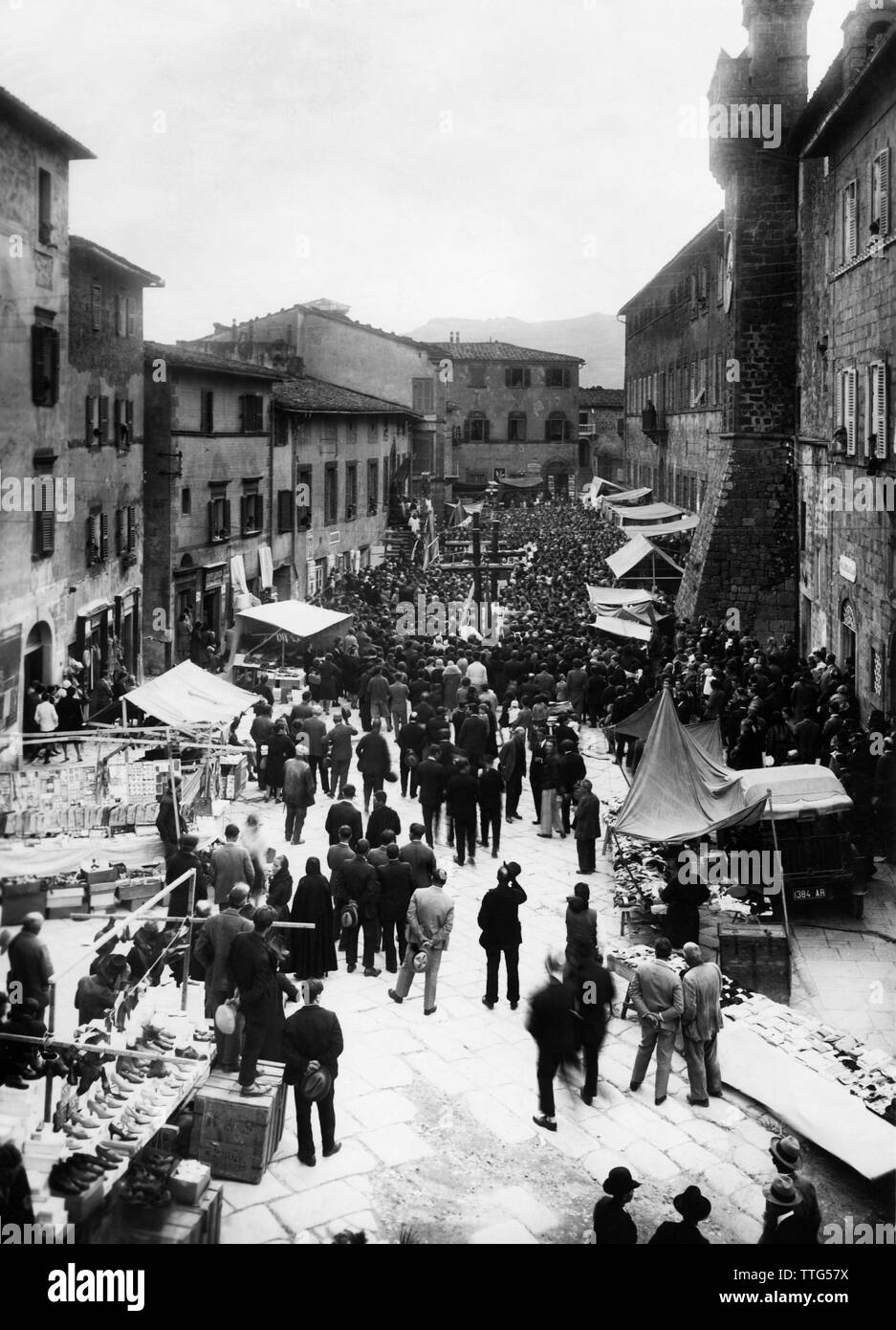 Italie, Toscane, Santa Fiora, procession de faisceaux le 3 mai, 1920-30 Banque D'Images