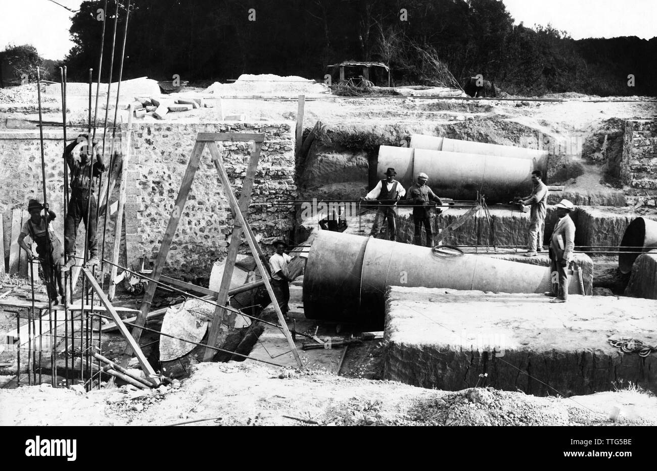 Italie, Toscane, coltano, la récupération, l'assemblage de tuyaux d'aspiration, 1921 Banque D'Images