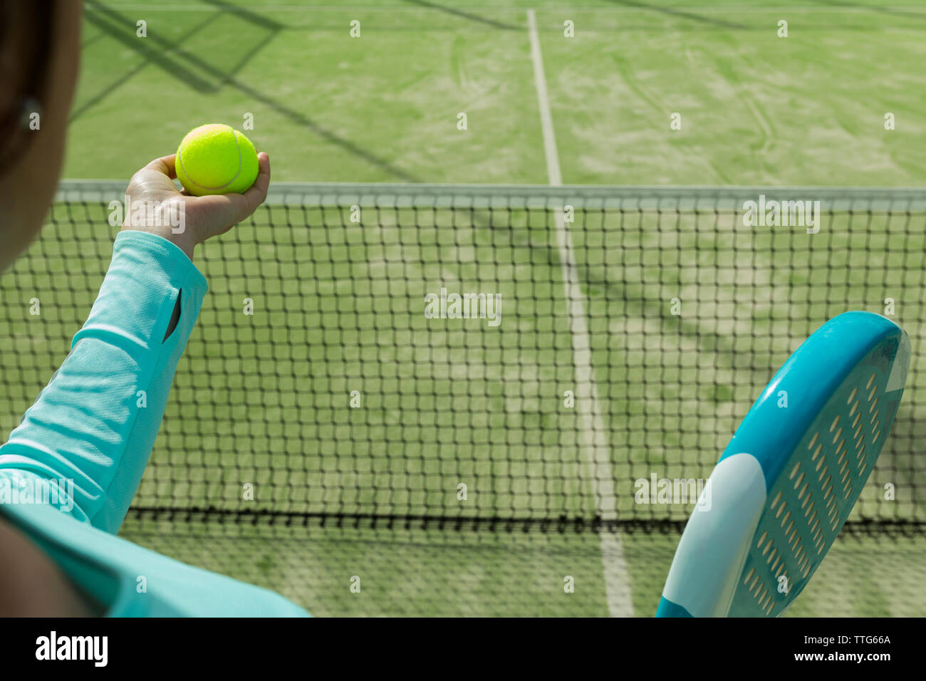 Portrait femme jouant du paddle-tennis sur cour Banque D'Images